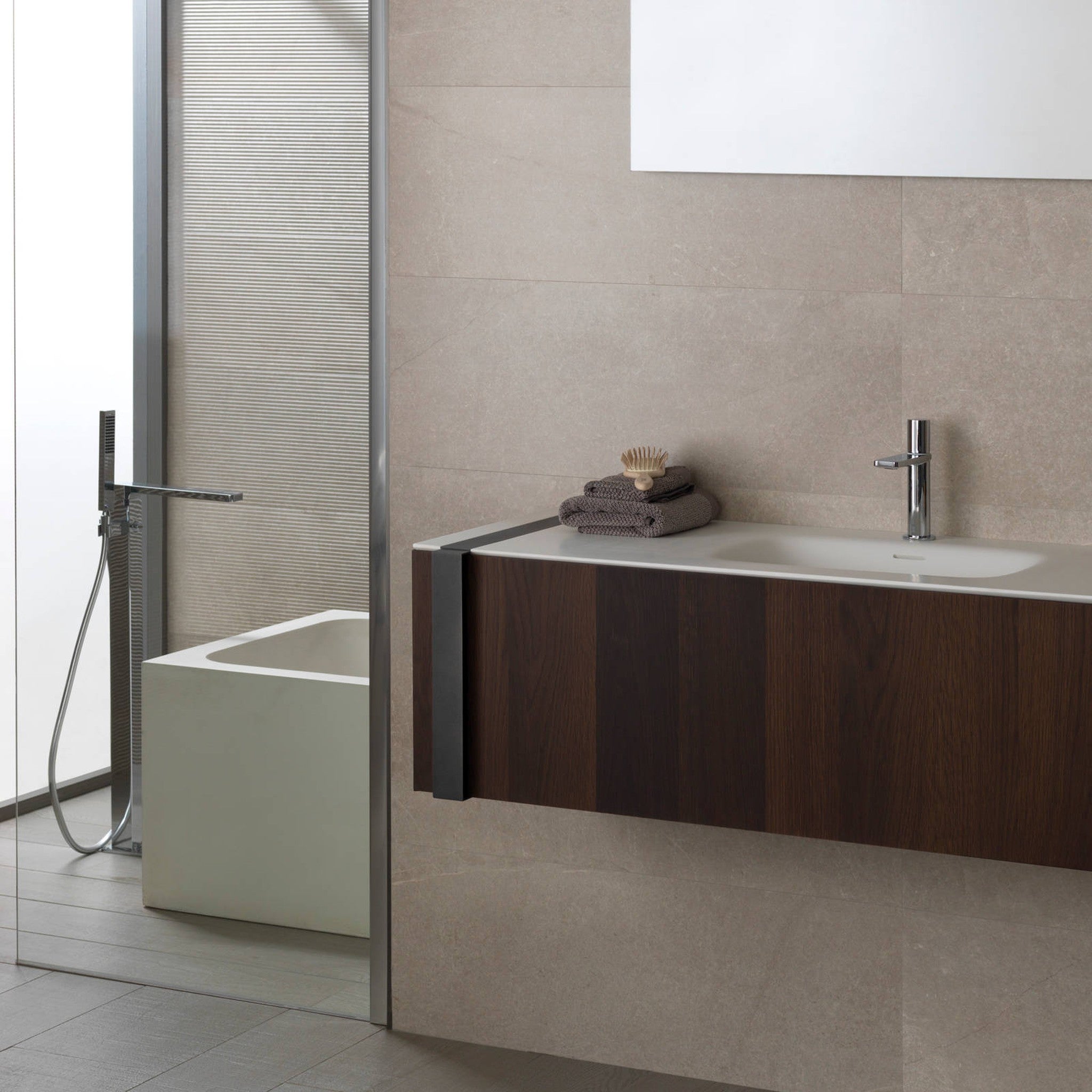 GAMA Decor Leaf Lüks Banyo Mobilyası: Saf Form, Derin Kontrast