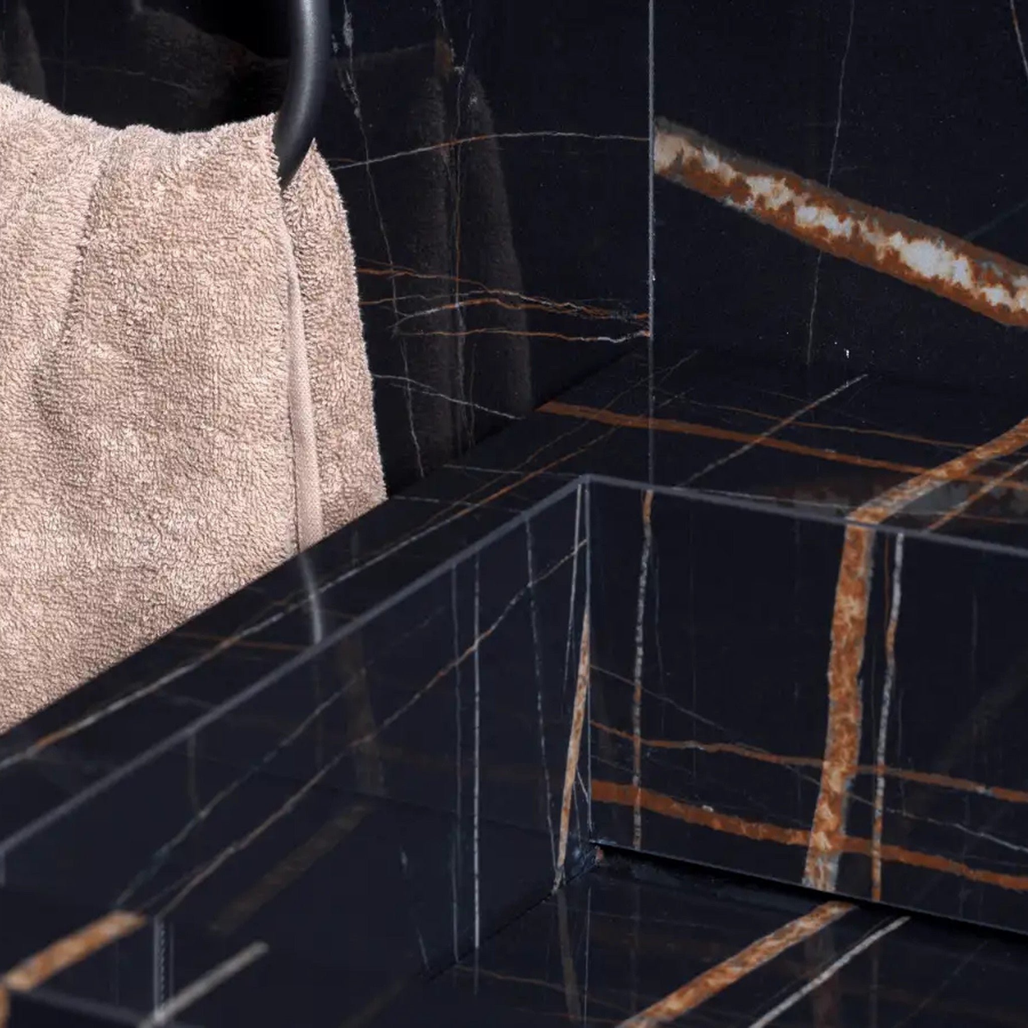 GAMA Decor Symphony Pyrite: Metalik Zarafetle Tasarlanan Banyo Mobilyası