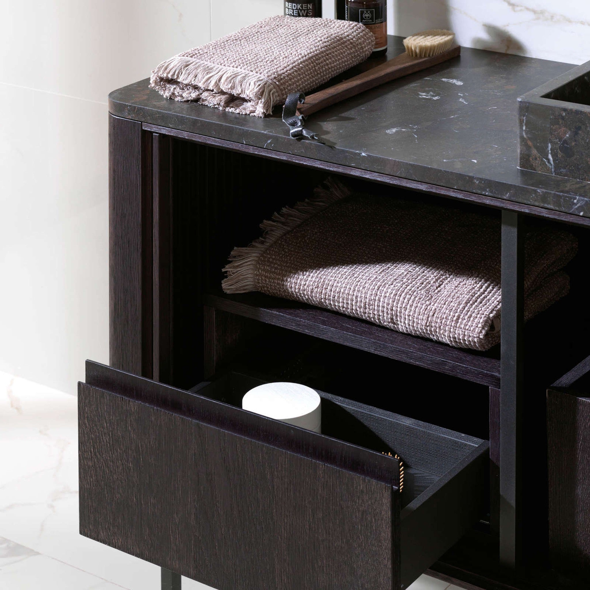 GAMA Decor Blind: Minimalist Çizgilerle Yeniden Doğan Banyo Mobilyası
