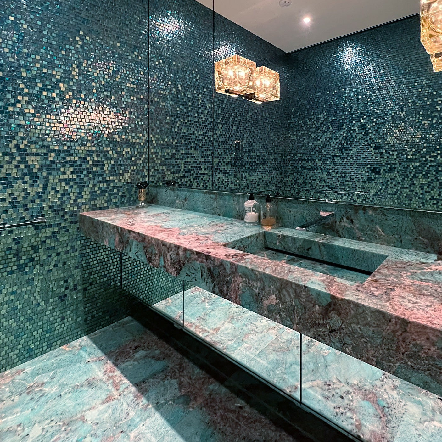 SICIS cam mozaik banyo — sanatın yüzeyde yansıması