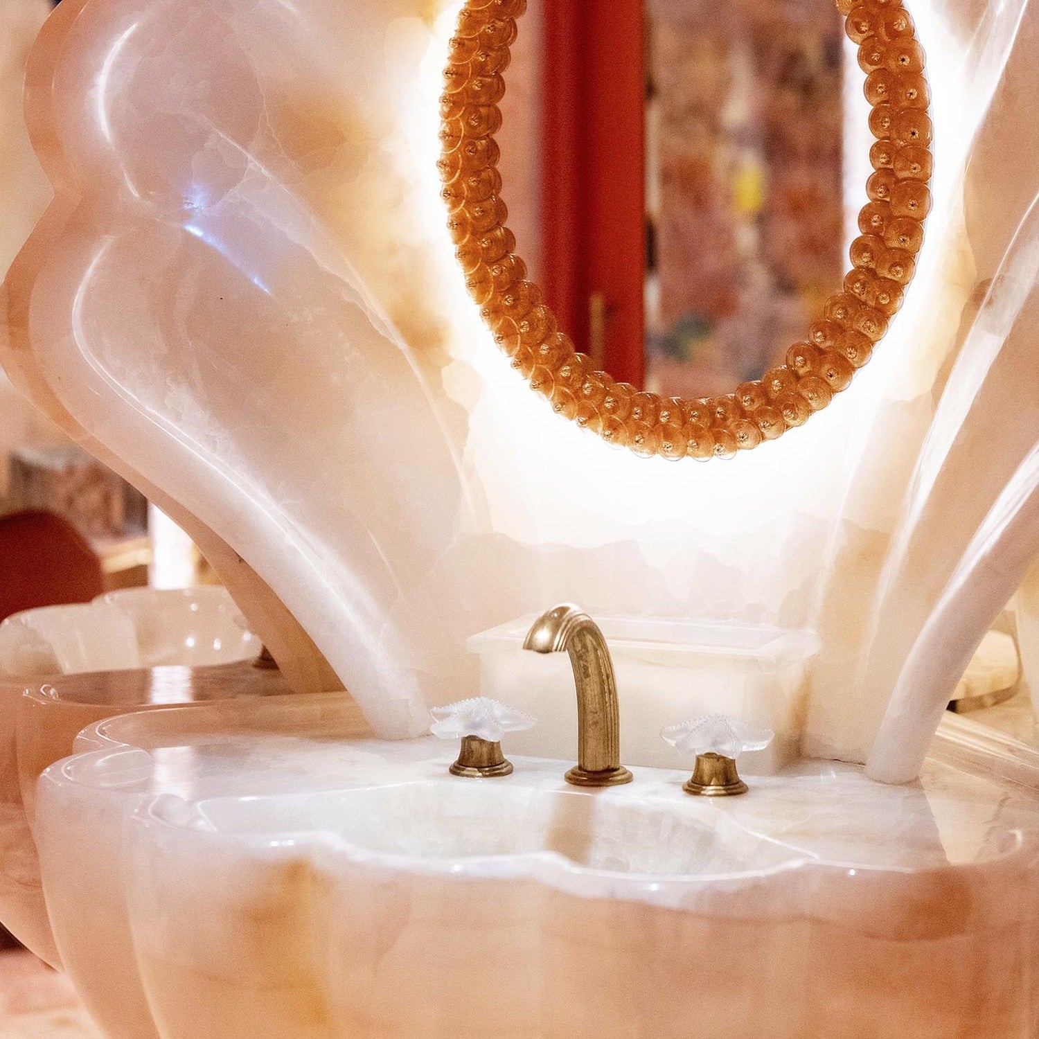 THG Paris Océania: Lalique Kristaliyle Lüks Banyo Armatürü
