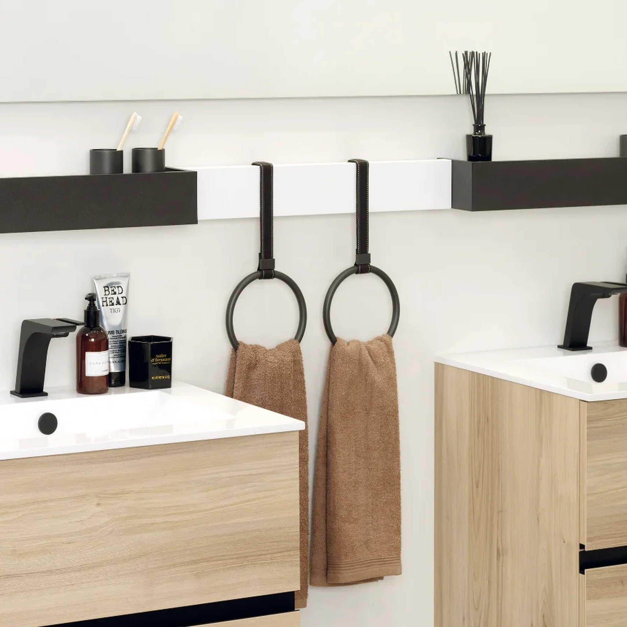 GAMA Decor Meridian Olmo: Sade Çizgilerle Güçlü Banyo Mobilyası