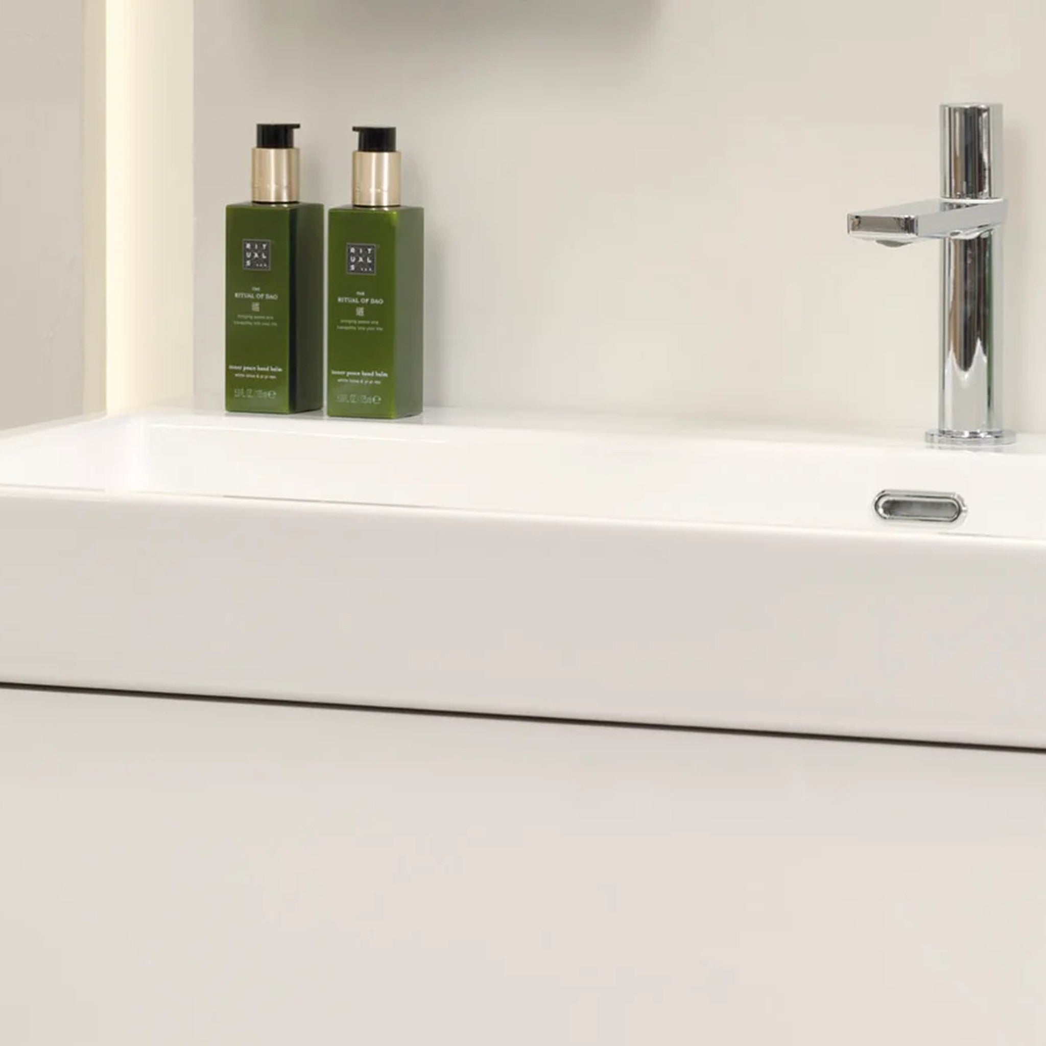 GAMA Decor Meridian Blanco: Saf Çizgilerle Tasarlanan Banyo Mobilyası