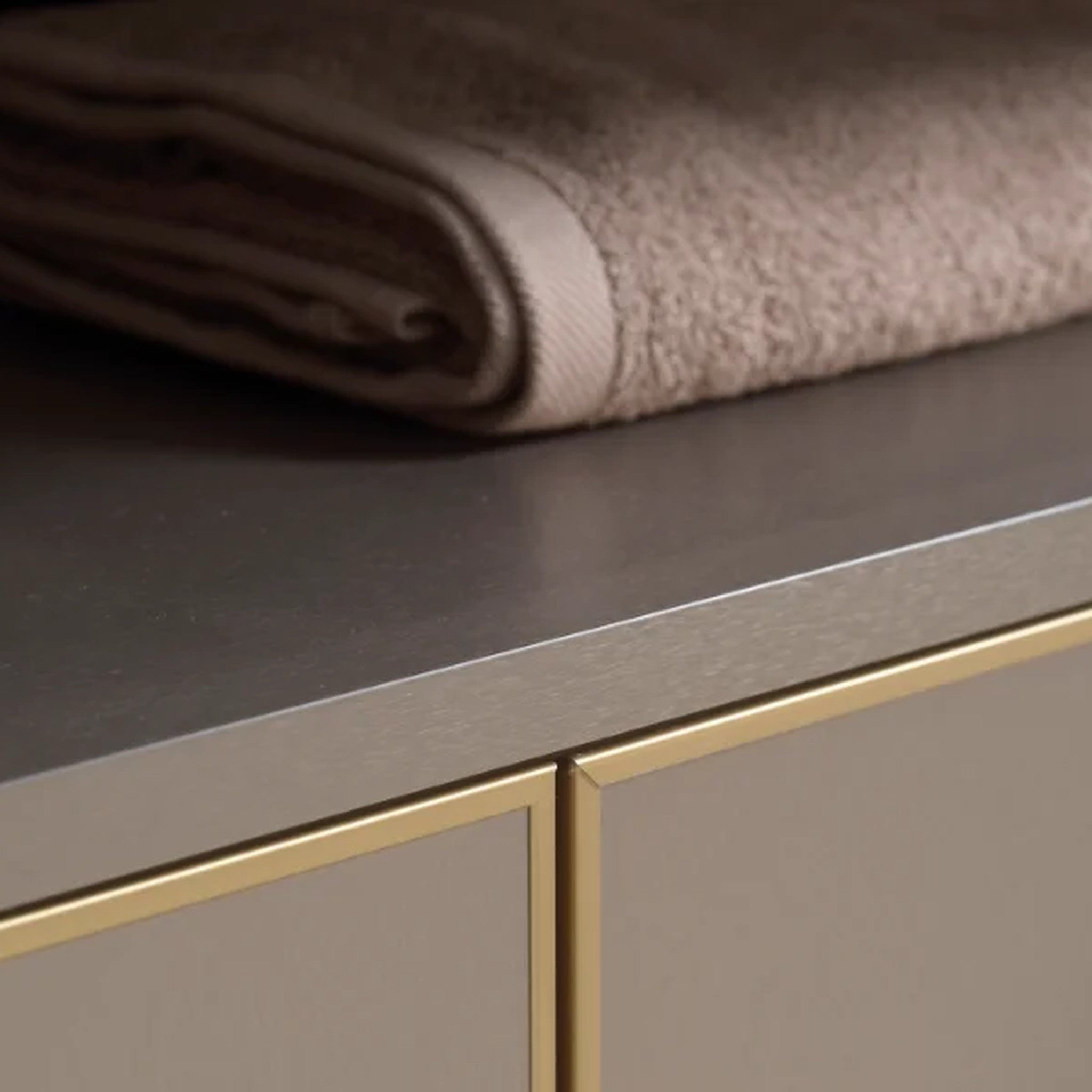 GAMA Decor Symphony Pyrite: Metalik Zarafetle Tasarlanan Banyo Mobilyası