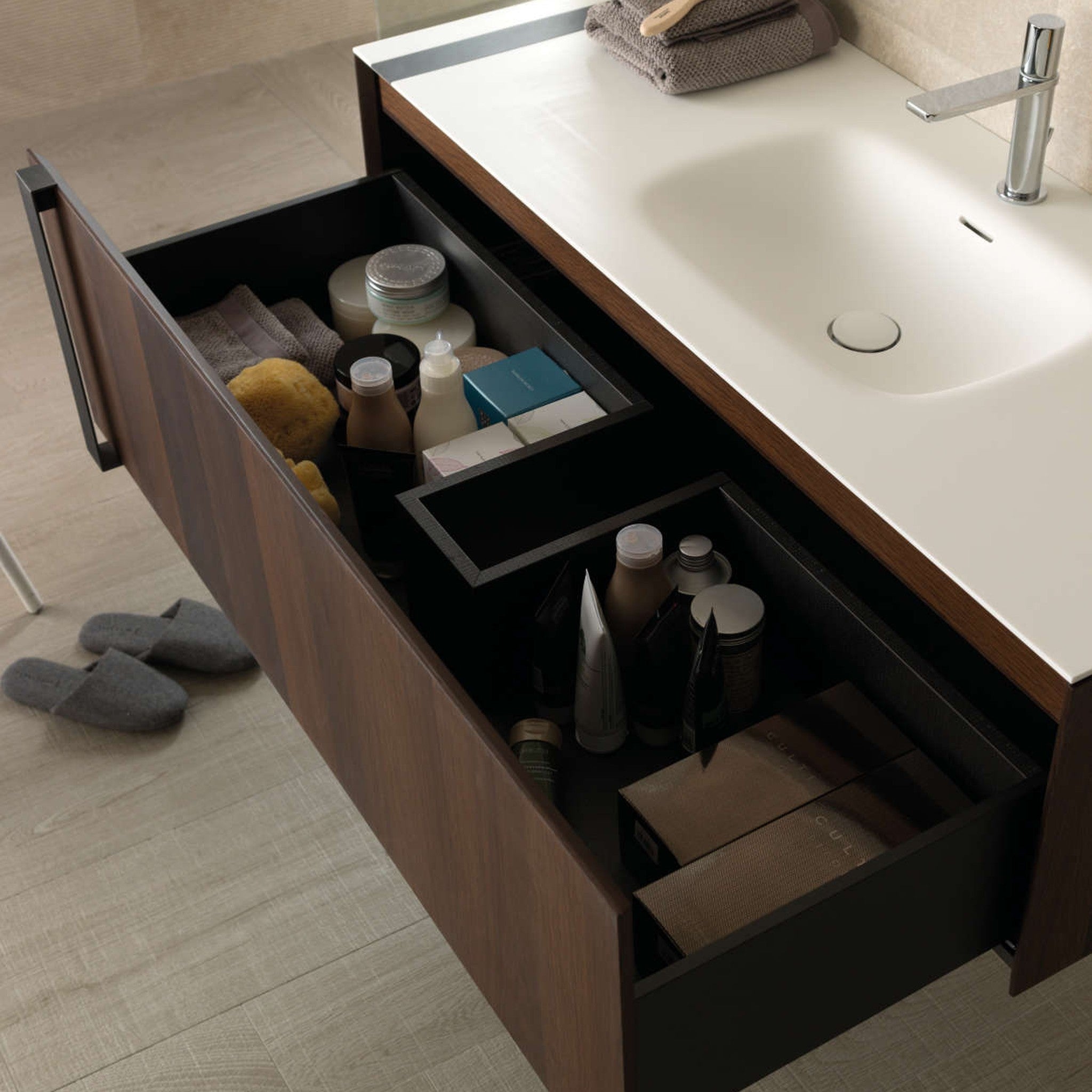 GAMA Decor Leaf Lüks Banyo Mobilyası: Saf Form, Derin Kontrast