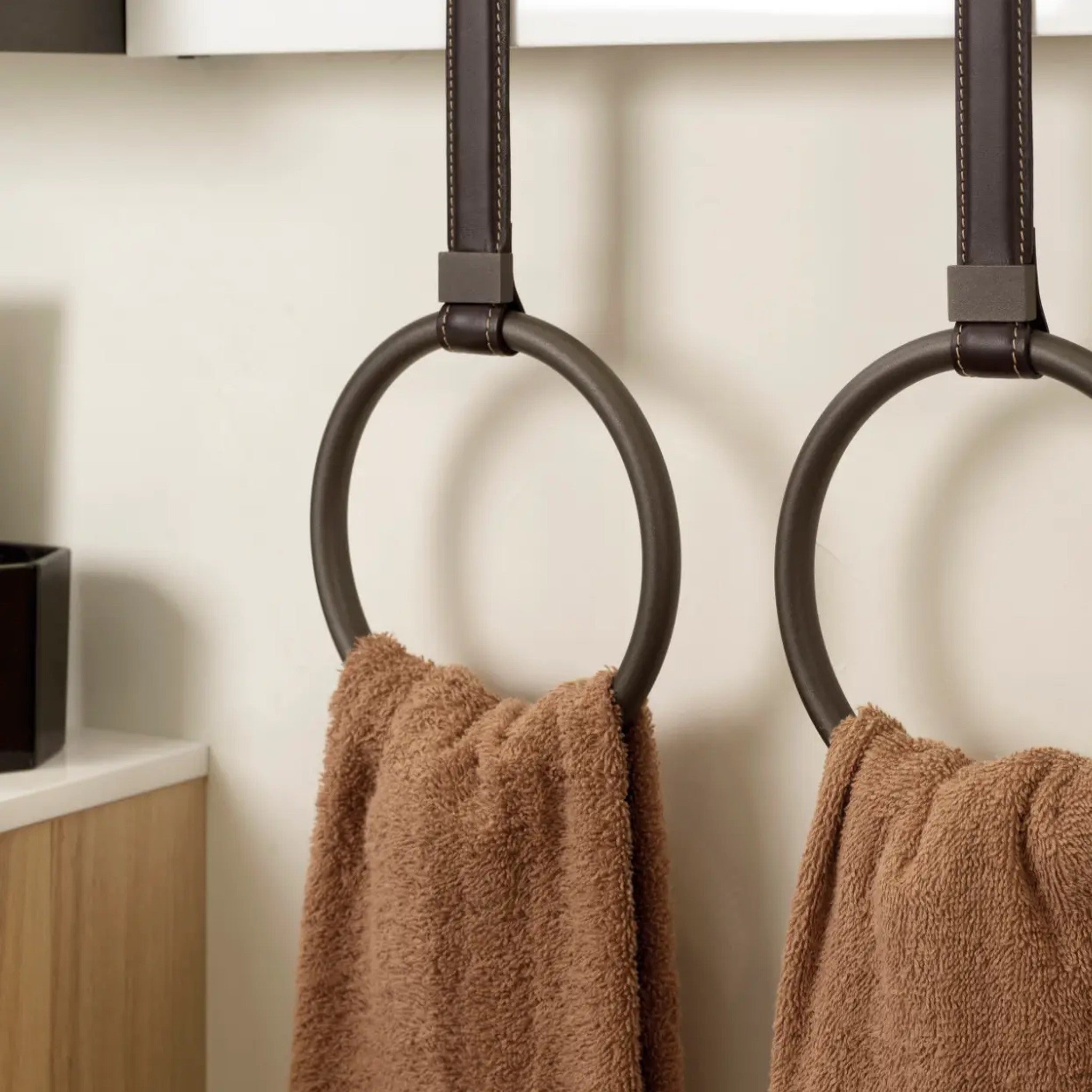 GAMA Decor Meridian Olmo: Sade Çizgilerle Güçlü Banyo Mobilyası