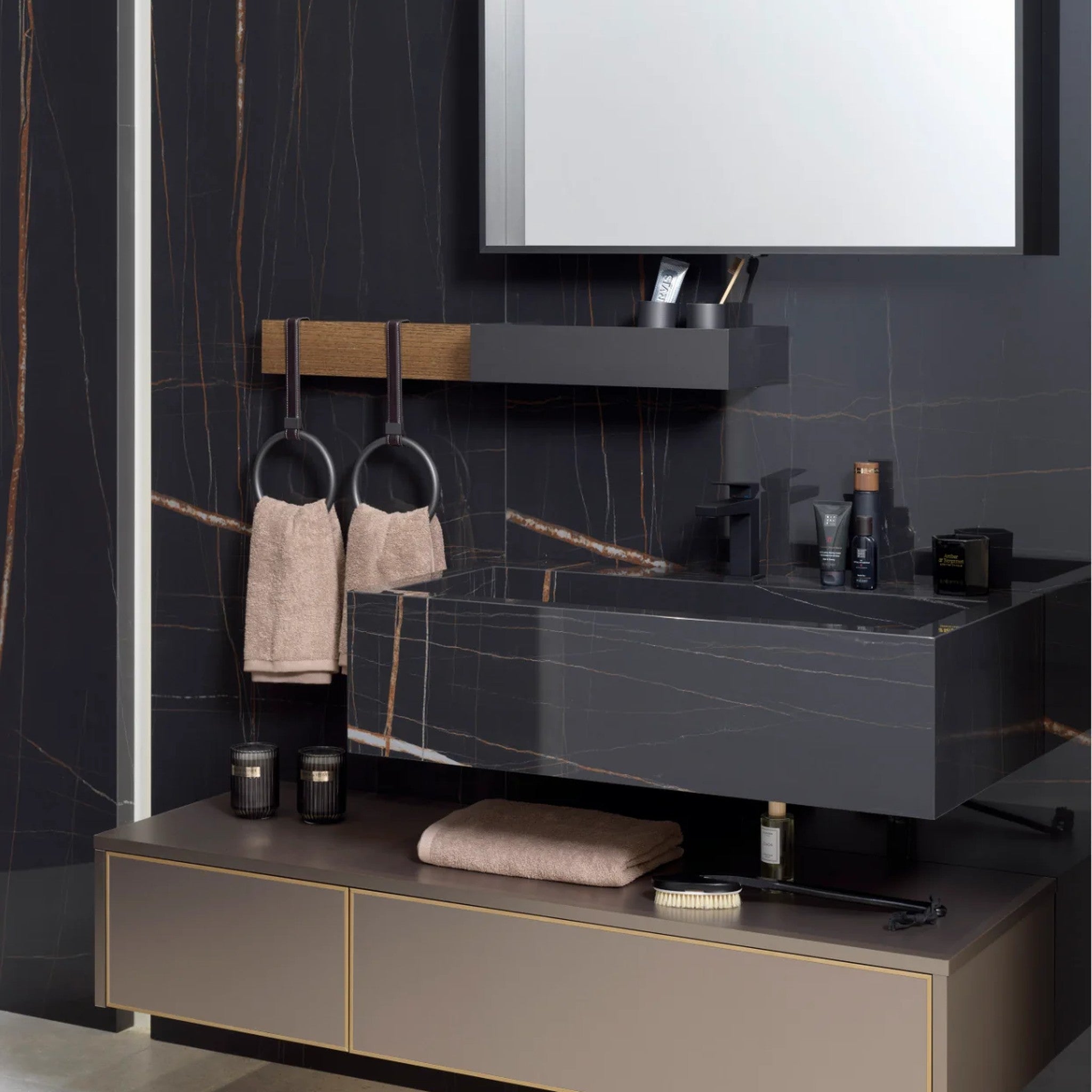 GAMA Decor Symphony Pyrite: Metalik Zarafetle Tasarlanan Banyo Mobilyası
