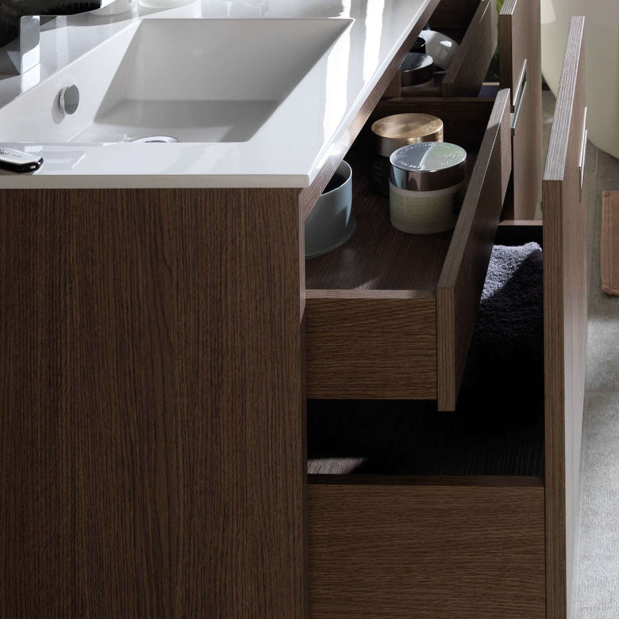 GAMA Decor Urban: Kompakt Banyo Mobilyasında Keskin Çizgiler